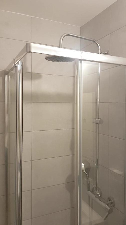New Cheap Private Room, Kitchen , Overwieuw Sea,Tram On Spot, 12 Minutes From Nice Train Station With Tram , Beach In 17 Min Tram , Chambre Privee Pas Cher, Cuisine Equipee , Tram Sur Place, Apercu Mer, 12 Min De La Gare De Nice Avec Le Tram, 17 Min Dış mekan fotoğraf