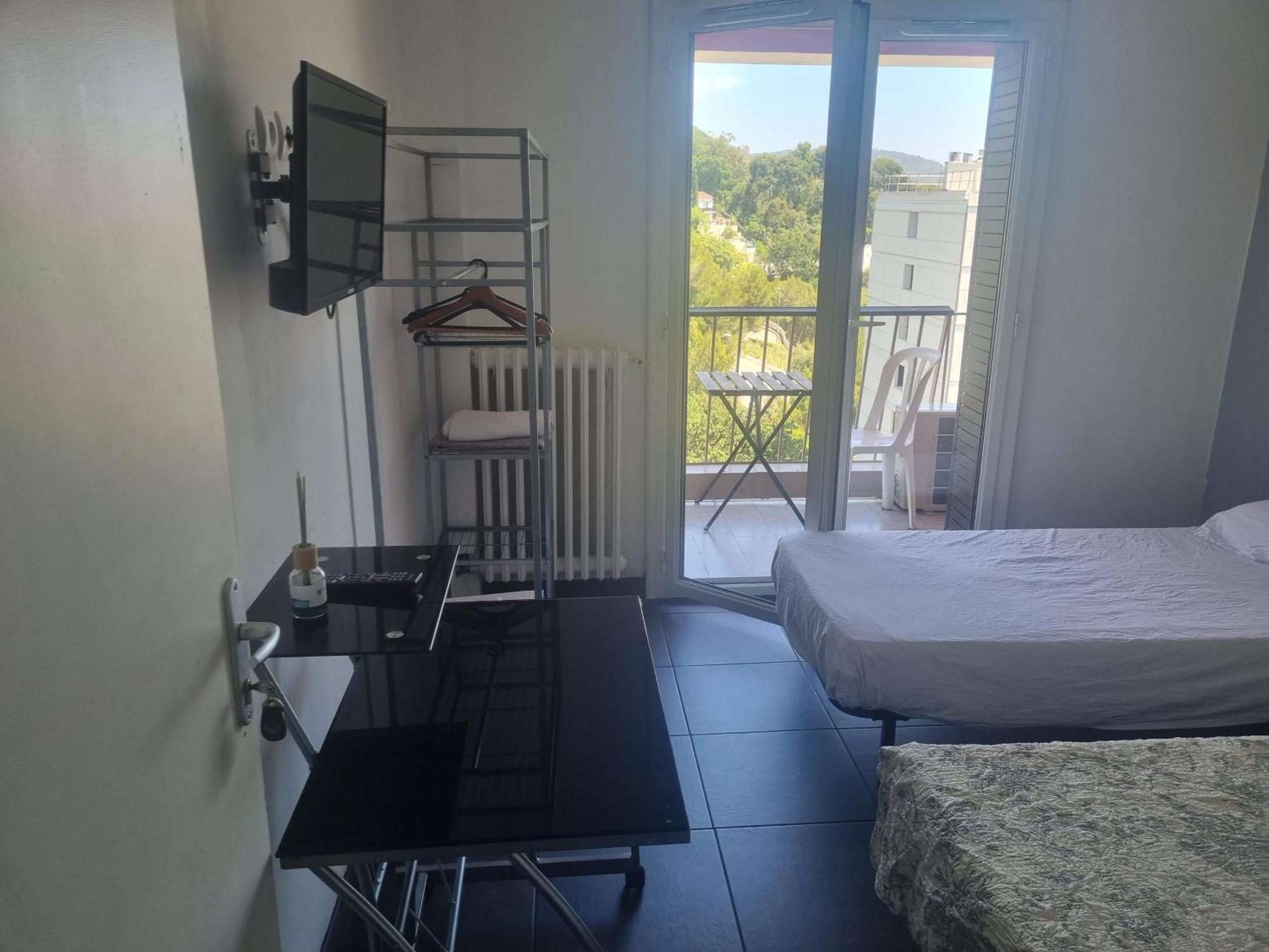 New Cheap Private Room, Kitchen , Overwieuw Sea,Tram On Spot, 12 Minutes From Nice Train Station With Tram , Beach In 17 Min Tram , Chambre Privee Pas Cher, Cuisine Equipee , Tram Sur Place, Apercu Mer, 12 Min De La Gare De Nice Avec Le Tram, 17 Min Oda fotoğraf